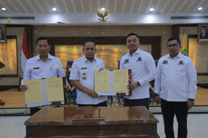 
 Pj Wali Kota Tangerang Dr. Nurdin dan Kepala Kejari Kota Tangerang I Ketut Maha Agung usai penandatanganan MoU. Foto:i st