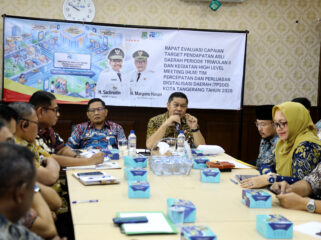 Wakil Wali Kota Tangerang Maryono saat membuka Rapat Evaluasi Capaian PAD Triwulan II Tahun 2026 yang dirangkaikan dengan High Level Meeting (HLM) Tim Percepatan dan Perluasan Digitalisasi Daerah (TP2DD) Kota Tangerang, di Ruang Rapat Sekretaris Daerah, Gedung Pusat Pemerintahan Kota Tangerang. Foto: ist 