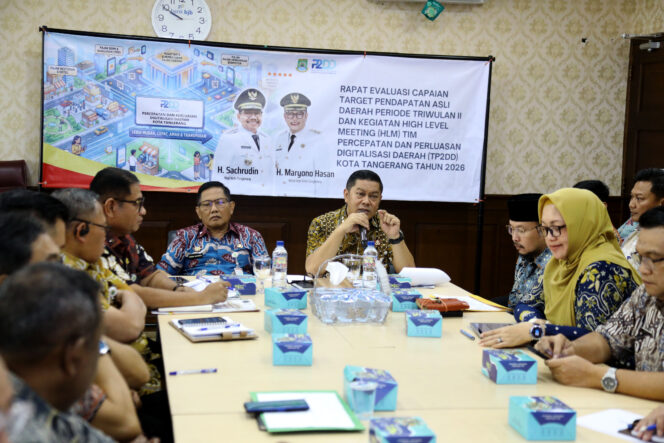 
 Wakil Wali Kota Tangerang Maryono saat membuka Rapat Evaluasi Capaian PAD Triwulan II Tahun 2026 yang dirangkaikan dengan High Level Meeting (HLM) Tim Percepatan dan Perluasan Digitalisasi Daerah (TP2DD) Kota Tangerang, di Ruang Rapat Sekretaris Daerah, Gedung Pusat Pemerintahan Kota Tangerang. Foto: ist 