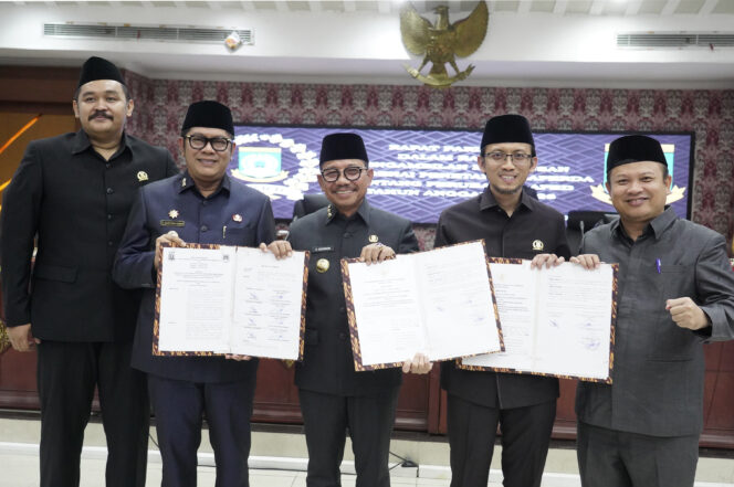
 Wali Kota Tangerang H. Sachrudin bersama Wakil Wali Kota H. Maryono Hasan hadir dalam rapat paripurna DPRD Kota Tangerang. Foto: Ist