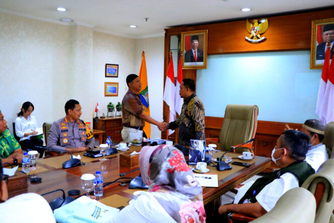 
 Pj. Walikota Tangerang Dr. Nurdin,S.Sos.,M.Si saat dialog bersama Pengurus Paguyuban Pedagang Pasar Anyar. Foto: ist