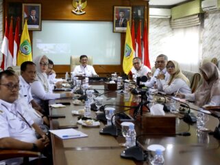 Wali Kota Tangerang Sachrudin, saat mengikuti Forum Rembuk dan Bincang-bincang Otonomi Daerah Antar Kepala Daerah dan Kementerian Dalam Negeri (Reboan), yang digelar Direktorat Jenderal Otonomi Daerah (Ditjen Otda) secara daring dari Ruang Rapat Wali Kota, Gedung Pusat Pemerintahan Kota Tangerang. Foto: Ist
