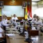 Wali Kota Tangerang Sachrudin, saat mengikuti Forum Rembuk dan Bincang-bincang Otonomi Daerah Antar Kepala Daerah dan Kementerian Dalam Negeri (Reboan), yang digelar Direktorat Jenderal Otonomi Daerah (Ditjen Otda) secara daring dari Ruang Rapat Wali Kota, Gedung Pusat Pemerintahan Kota Tangerang. Foto: Ist