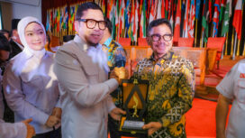 Ketua Umum Dewan Pembina Pusat (DPP) LPM Republik Indonesia (RI) kepada Wali Kota Tangerang, H. Sachrudin, saat Rapat Kerja Nasional (Rakernas) DPP LPM RI di Gedung Merdeka, Kota Bandung. Foto: Ist