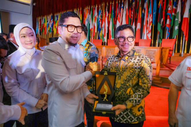 
 Ketua Umum Dewan Pembina Pusat (DPP) LPM Republik Indonesia (RI) kepada Wali Kota Tangerang, H. Sachrudin, saat Rapat Kerja Nasional (Rakernas) DPP LPM RI di Gedung Merdeka, Kota Bandung. Foto: Ist
