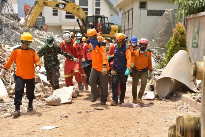 
 Relawan Lembaga Resiliensi Bencana (LRB) Pimpinan Pusat Muhammadiyah atau MDMC (Muhammadiyah Disaster Management Center) Sigap Hadir Ditengah Bencana. Foto: MDMC