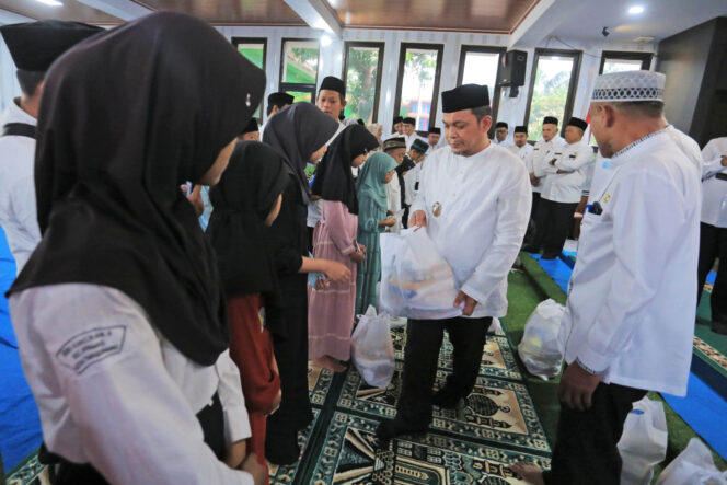 
 Pj Wali Kota Tangerang Dr. Nurdin,S.Sos.,M.Si Saat Memberikan Santunan kepada 220 Anak Yatim di Kantor Kecamatan Pinang. Foto: ist