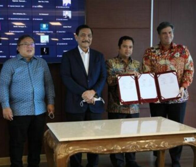 
 Wali Kota Tangerang Arief R. Wismansyah dan Komisaris Utama PT. Oligo Infra Swarna Nusantara Prof. Dr. Bambang P. Brodjonegoro disaksikan langsung Menteri Koordinator Bidang Kemaritiman dan Investasi Luhut Binsar Panjaitan Saat MoU PSEL Kota Tangerang pada Rabu (9/3/2022) lalu. Foto: Istimewa