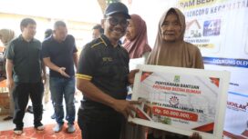 Wali Kota Tangerang Sachrudin saat Menyerahkan Bantuan Bedah Rumah Melalui Program CSR. Foto: Ist
