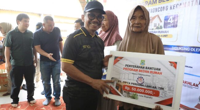 Wali Kota Tangerang Sachrudin saat Menyerahkan Bantuan Bedah Rumah Melalui Program CSR. Foto: Ist