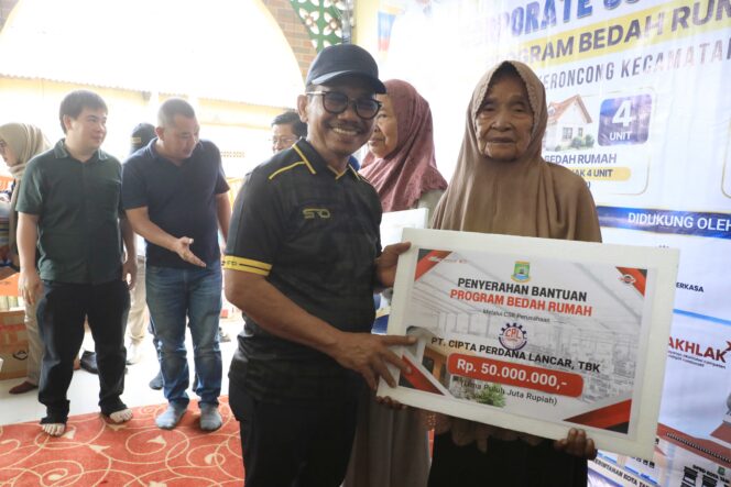 
 Wali Kota Tangerang Sachrudin saat Menyerahkan Bantuan Bedah Rumah Melalui Program CSR. Foto: Ist