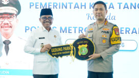 Wali Kota Tangerang Sachrudin secara simbolis Serah terima kan Hibah Gedung Parkir kepada Kapolres Metro Tangerang Kota KombesPol Raden Muhammad Jauhari. Foto: ist
