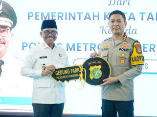 Wali Kota Tangerang Sachrudin secara simbolis Serah terima kan Hibah Gedung Parkir kepada Kapolres Metro Tangerang Kota KombesPol Raden Muhammad Jauhari. Foto: ist