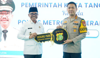 Wali Kota Tangerang Sachrudin secara simbolis Serah terima kan Hibah Gedung Parkir kepada Kapolres Metro Tangerang Kota KombesPol Raden Muhammad Jauhari. Foto: ist