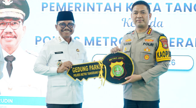 Wali Kota Tangerang Sachrudin secara simbolis Serah terima kan Hibah Gedung Parkir kepada Kapolres Metro Tangerang Kota KombesPol Raden Muhammad Jauhari. Foto: ist