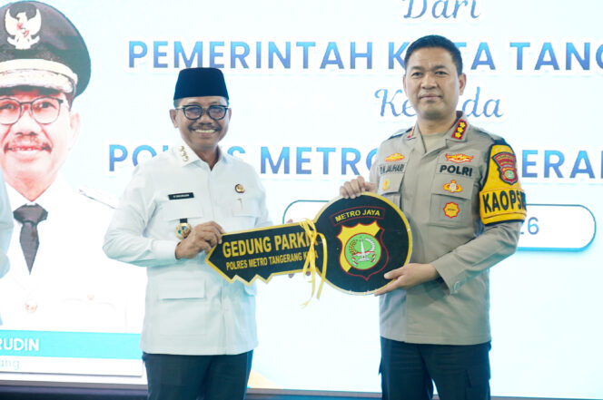 
 Wali Kota Tangerang Sachrudin secara simbolis Serah terima kan Hibah Gedung Parkir kepada Kapolres Metro Tangerang Kota KombesPol Raden Muhammad Jauhari. Foto: ist