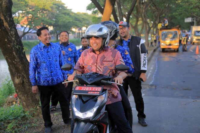 
 Wali Kota Tangerang, Arief R Wismansyah saat ngabuburit sambil sidak perbaikan jalan. Foto: Humaskot Tangerang