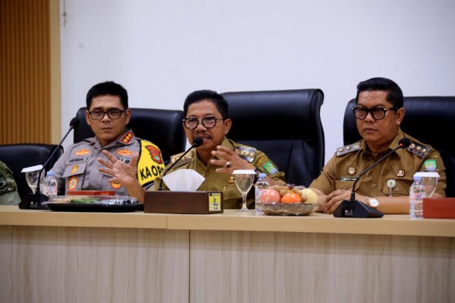
 Wali Kota dan Wakil Wali Kota Tangerang, Sachrudin-Maryono bersama jajaran Forum Koordinasi Pimpinan Daerah (Forkopimda) membuka Pelatihan Baris-Berbaris (PBB) Satuan Perlindungan Masyarakat (Satlinmas) Kecamatan Tangerang di Aula Kantor Kecamatan Tangerang. Foto: Ist