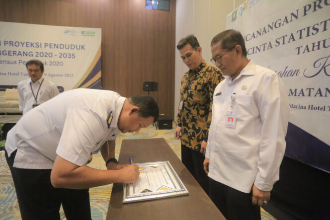
 Sekretaris Daerah Kota Tangerang, H. Herman Suwarman, saat membuka Kegiatan Sosialisasi Proyeksi Penduduk Kota Tangerang 2020-2035.Foto: Humaspro