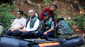 Wali Kota Tangerang, H. Sachrudin, saat mendampingi Menteri Pekerjaan Umum (PU), Dody Hanggodo, dan Gubernur Banten, Andra Soni, melakukan susur Sungai Angke. Foto: Ist