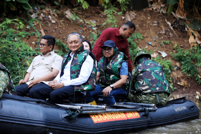 
 Wali Kota Tangerang, H. Sachrudin, saat mendampingi Menteri Pekerjaan Umum (PU), Dody Hanggodo, dan Gubernur Banten, Andra Soni, melakukan susur Sungai Angke. Foto: Ist