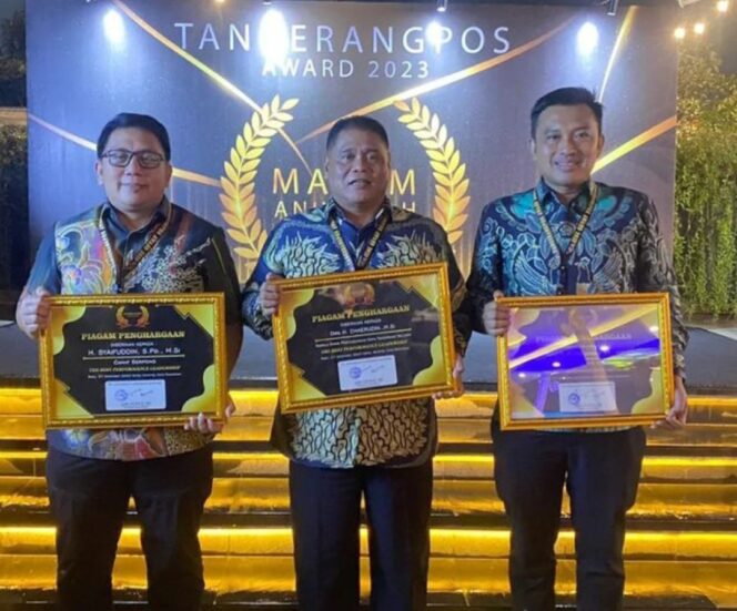 
 Kepala Dinas Perumahan, Permukiman dan Pertanahan (Disperkimta) Kota Tangerang Selatan, Aries Kurniawan,ST.,MT (Paling Kanan) Usai Menerima Penghargaan TangerangPos Award 2023. Foto: Ist
