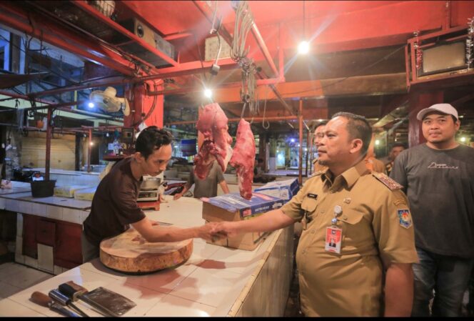 
 Pj. Walikota Tangerang, Dr. Nurdin,S.Sos.,M.Si saat menyapa Pedagang Pasar Anyar yang Direlokasi sementara di Plaza Shinta. Foto: Ist