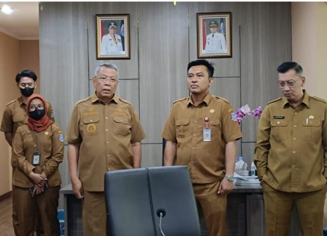 
 Wali Kota Tangerang Selatan, Benyamin Davnie didampingi Kepala Disperkimta Kota Tangsel Aries Kurniawan saat Sidak Pegawai di Dinas Perkimta. Foto: ist