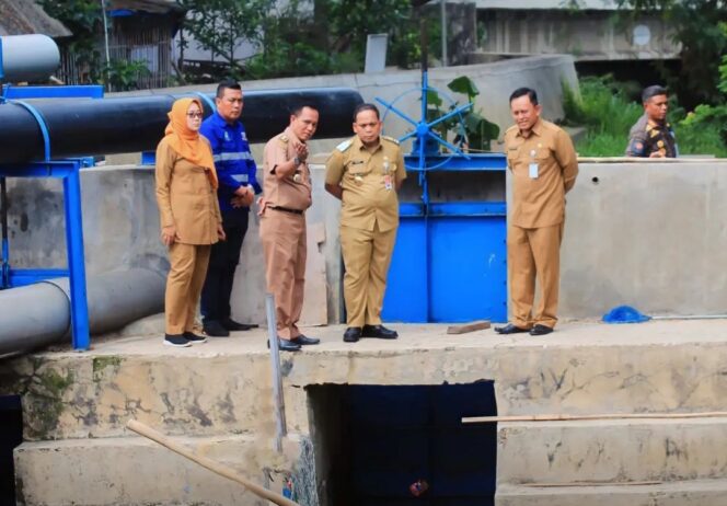 
 Pj. Wali Kota Tangerang, Dr.Nurdin,S.Sos.,M.Si saat Meninjau Rumah Pompa di Wilayah Kecamatan Periuk beberapa waktu lalu guna memastikan Pompa dapat berfungsi dengan baik. Foto: Ist