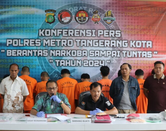 
 Kasat Narkoba, Kompol Zazali Haryono, didampingi Kasi Humas Kompol Aryono saat Konferensi Pers. Foto: Ist