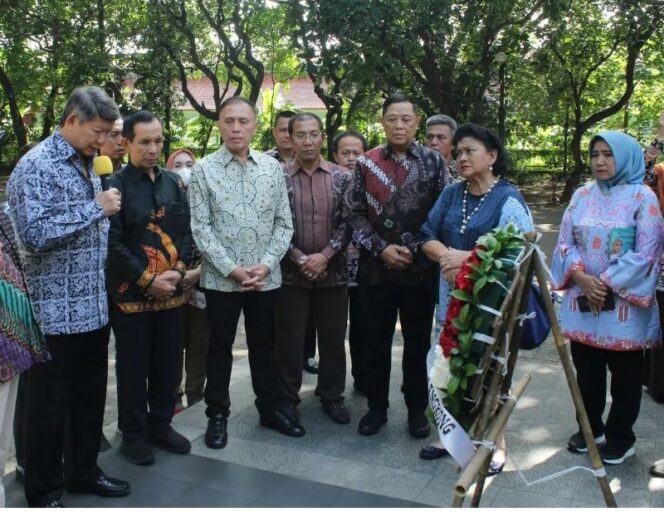 
 Hasyim Djojohadikusumo didampingi Mochammad Iriawan dan keluarga keturunan para pahlawan yang gugur dalam pertempuran Lengkong melawan kolonial Jepang. Foto: TangerangPos 