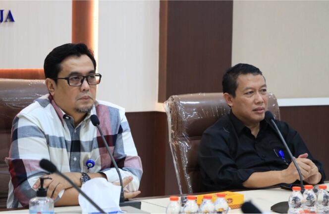 
 Direktur Teknik Yadi Treviyadi dan Direktur Umum Sani Tora Wicaksono dalam Rapat Interkoneksi SPAM Rajeg. Foto: Perumdam TKR
