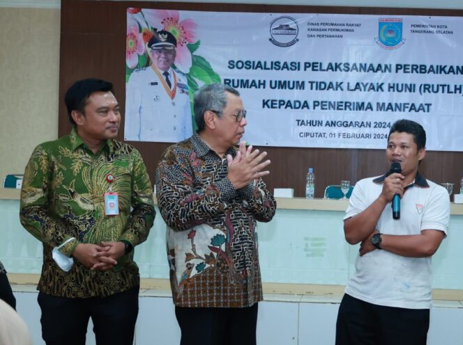 
 Wali Kota Tangerang Selatan Benyamin Davnie didampingi Kepala Dinas Perkimta Kota Tangsel Aries Kurniawan saat berbincang dengan Warga Ciputat. Foto: Ist