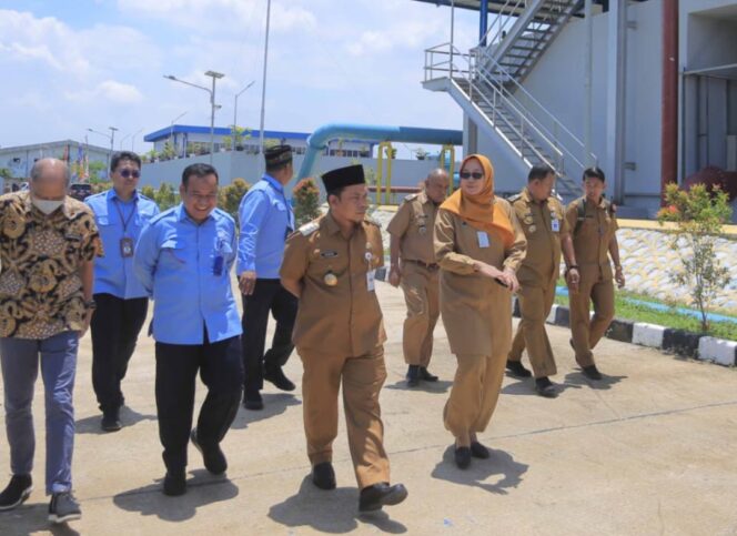 
 Pj Wali Kota Tangerang Nurdin didampingi Dirut Perumda Tirta Benteng Kota Tangerang saat meninjau IPA Sitanala. Foto: ist