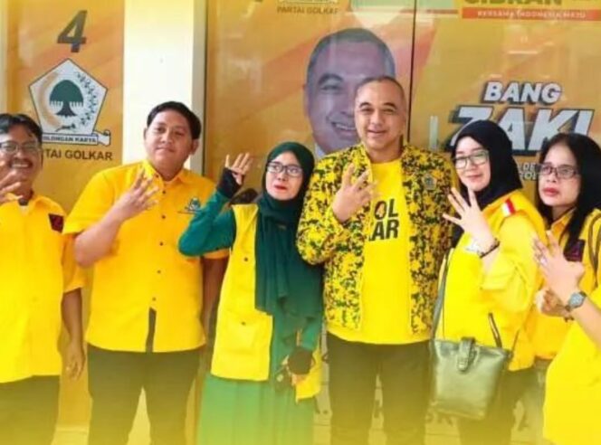 
 Ketua DPD Golkar DKI Jakarta, A. Zaki Iskandar saat foto bersama kader Golkar. Foto: Ist