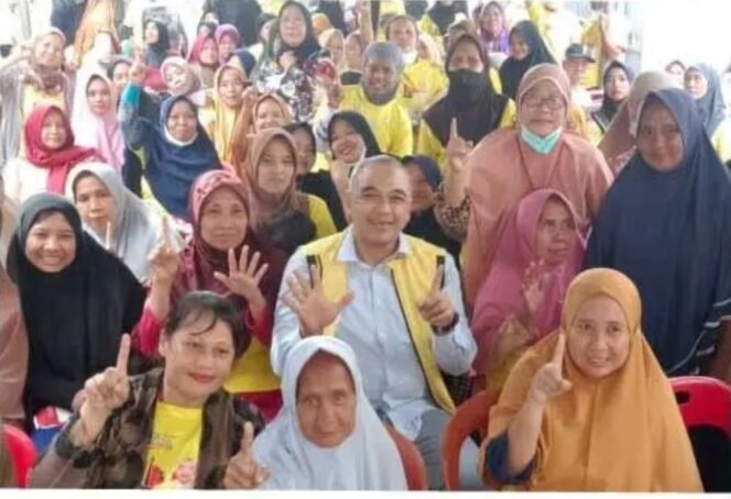 
 Ketua DPD Golkar DKI Jakarta sekaligus Caleg DPR RI dapil DKI Jakarta III, A. Zaki Iskandar saat menyapa masyarakat. Foto: Ist