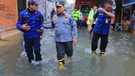 Pj. Wali Kota Tangerang Nurdin saat meninjau Lokasi TPS yang terdampak Genangan. Foto: HumasPro 
