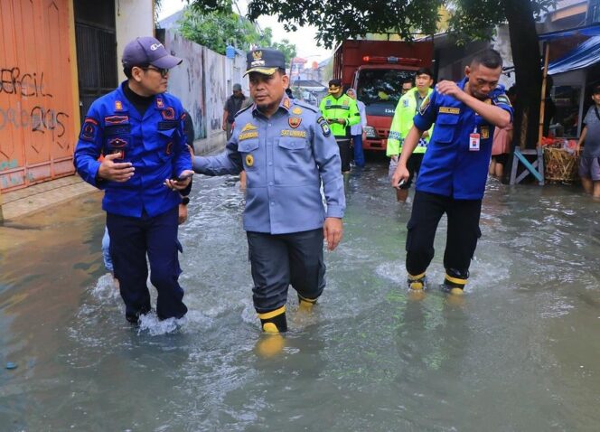 
 Pj. Wali Kota Tangerang Nurdin saat meninjau Lokasi TPS yang terdampak Genangan. Foto: HumasPro 