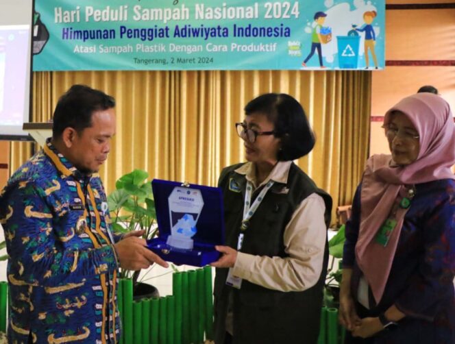 
 Pj Wali Kota Tangerang Dr Nurdin, S.Sos.,M.Si saat Menerima Plakat pada Peringatan HPSN 2024. Foto: ist