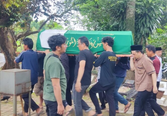 
 Prosesi Pemakaman korban kecelakaan bus rombongan peziarah warga Ciputat Timur di Tol Cipali. Foto: ist
