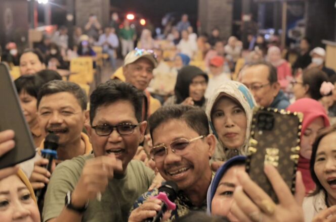 
 Ketua DPD Golkar Kota Tangerang, Drs. H. Sachrudin ditengah Masyarakat. Foto: Tangkapan Layar IG @sachrudin_srd