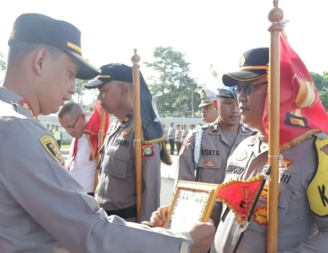 
 Kapolsek Sepatan AKP Sriyono, SH., MH saat menerima Penghargaan dari Kapolres Metro Tangerang Kota, Kombes Pol. Zain Dwi Nugroho. Foto: ist