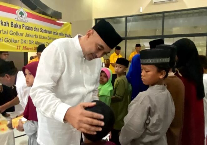 
 Ketua DPD Golkar DKI Jakarta, A. Zaki Iskandar saat menyerahkan santunan kepada yatim di Kantor DPD Golkar Jakarta Utara. Foto: ist
