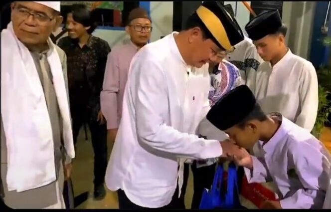 
 Sekretaris Daerah Kabupaten Tangerang Moch Maesyal Rasyid saat menghadiri Peringatan Nuzulul Qur'an di Ponpes Daarul Ahsan Kecamatan Jayanti. Foto: ist