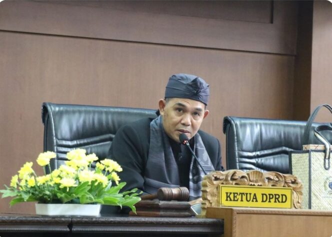 
 Ketua DPRD Kabupaten Pandeglang, Tb Udi Juhdi saat memimpin Rapat Paripurna HUT ke-150 Kabupaten Pandeglang. Foto: ist