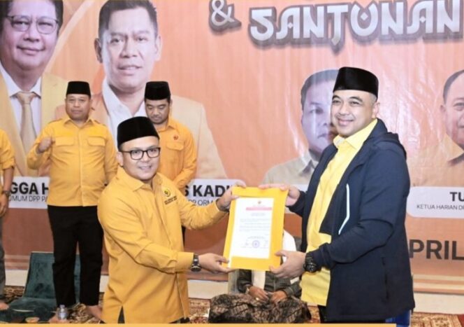 
 Ketua MKGR DKI Jakarta, Basri Baco saat Menyerahkan Dukungannya Kepada Zaki Iskandar untuk Maju pada Pilkada DKI Jakarta. Foto: ist