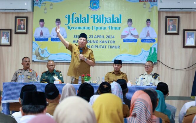 
 Wali Kota Tangerang Selatan Benyamin Davnie Saat Halal Bihalal di Kecamatan Ciputat Timur. Foto: ist