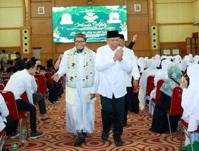 
 Wali Kota Tangerang Selatan Benyamin Davnie saat menghadiri Wisuda Akbar Pondok Pesantren (Ponpes) Bait Qur'any di Aula Harun Nasution, UIN Syarif Hidayatullah Jakarta, pada Minggu (21/04/2024). Foto: ist
