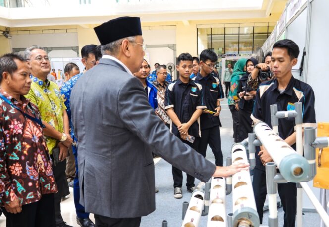 
 Wali Kota Tangerang Selatan Benyamin Davnie saat membuka Lomba Inovasi Teknologi Tepat Guna ke-XII Tingkat Kota tahun 2024. Foto: ist