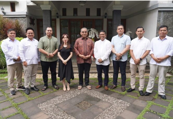 
 Ketua DPD Gerindra Provinsi Banten Andra Soni bersama Bendahara DPD Gerindra Provinsi Banten Taufik Hidayat beserta seluruh Ketua DPC Gerindra Kabupaten/Kota Se-Provinsi Banten saat silaturahmi ke kediaman pribadi Sekretaris Jenderal DPP Partai Gerindra Ahmad Muzani. Foto: Imam DJM